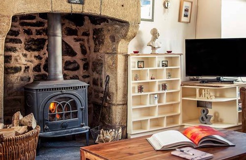 Haltwhistle Cottage | Spacious 3-Bedroom Cottage with Kitchen & Pet-Friendly Perks