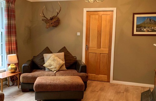 Comrie Cottage | Cozy Cottage with Kitchen, Pet-Friendly for 6 Guests