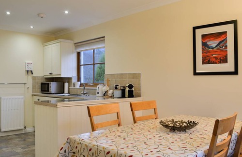 Glencoe Cottage | Cozy Cottage for 6 - Ideal Family Getaway with Kitchen
