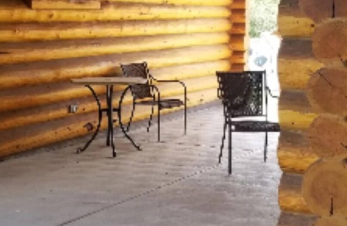 Aladdin Cottage | Cabin # 3 Cozy log Cabin in a Country Setting. 2 Queens
