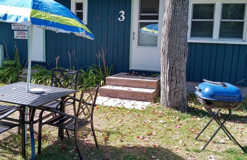 Grayling Cabin | Pet Friendly Cabin #3 - Mill Pond CT with Breakfast & Kitchen