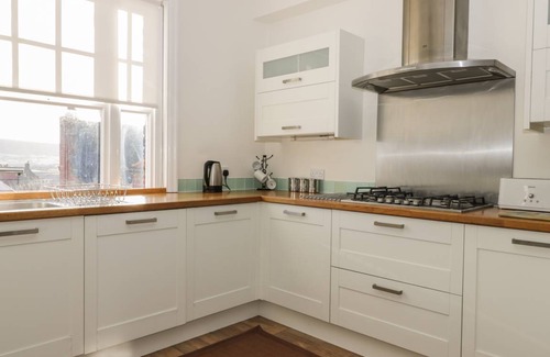 Robin Hood's Bay Cottage | Spacious 4-Bedroom Cottage for Family Getaways