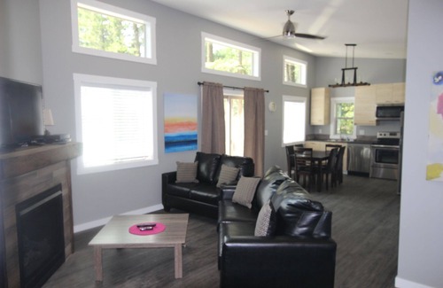 Blind Bay Cabin | Getaway Cabin at Blind Bay Hideaway with Lake Views & Spa