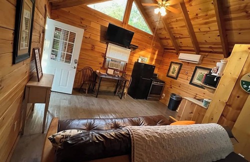 Columbia Cabin | Cozy Log Cabin Retreat for Romantic Getaways in Columbia KY
