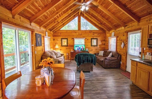 Columbia Cabin | Family-Friendly Log Cabin for Gatherings in Columbia, KY