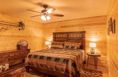 Christopher Creek Ski Chalet | Cozy Cabin #6 Bobcat Bunkhouse - Pet Friendly & King Bed