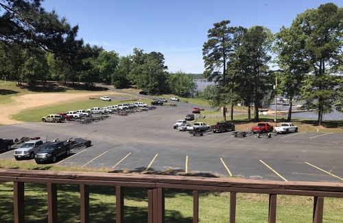 Columbus Cabin | Scenic Cabin 7 with Views of Millwood Lake and Pet-Friendly Perks