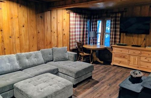 Strawberry House | Relaxing Cabin #7: Pet-Friendly with Pool & Kid's Fun