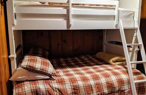 Strawberry House | Relaxing Cabin #7: Pet-Friendly with Pool & Kid's Fun