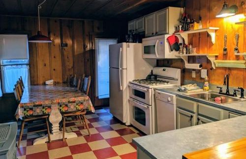 Strawberry House | Relaxing Cabin #7: Pet-Friendly with Pool & Kid's Fun