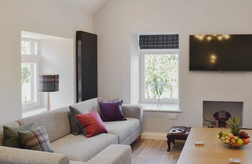 Mauchline Cottage | Spacious Cottage for 16 Guests with Lake Views and Amenities