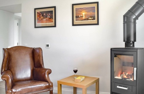 Mauchline Cottage | Spacious Cottage for 16 Guests with Lake Views and Amenities