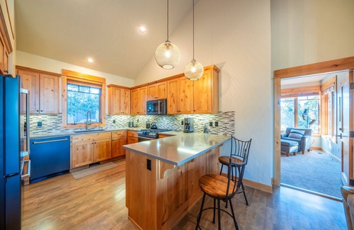 Powell Butte Cabin | Experience Sage Canyon: Mountain Views & Hot Tub Bliss