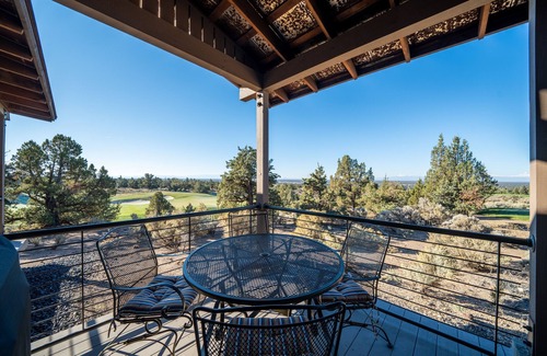 Powell Butte Cabin | Experience Sage Canyon: Mountain Views & Hot Tub Bliss
