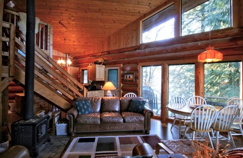 Maple Falls Cabin | Pet-Friendly Cabin #97: Cozy Retreat with Spa & Hot Tub