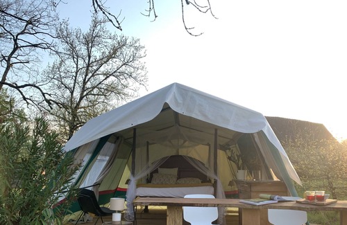 Lissac-et-Mouret Cabin | Cabin and tent set for outdoor family living