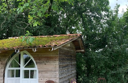 Lissac-et-Mouret Cabin | Cabin and tent set for outdoor family living
