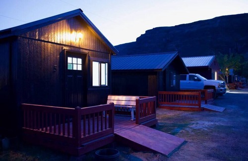 Coulee City House | Cozy Cabin at Blue Lake: Pet Friendly & Fully Equipped