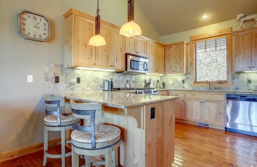 Powell Butte Cabin | Experience Comfort at Brasada Ranch Resort with Golf Views