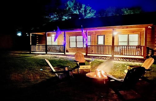 Emory House | Family-Friendly Retreat at Cabin at Chitt's Creek - 4 Stars
