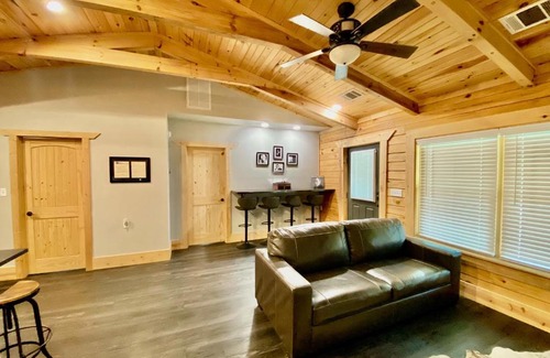 Emory House | Family-Friendly Retreat at Cabin at Chitt's Creek - 4 Stars