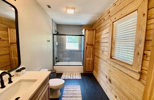 Emory House | Family-Friendly Retreat at Cabin at Chitt's Creek - 4 Stars