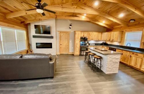 Emory House | Family-Friendly Retreat at Cabin at Chitt's Creek - 4 Stars