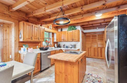 Gainesville House | Cozy Cabin Bliss Near Lake Lanier with Hot Tub Access