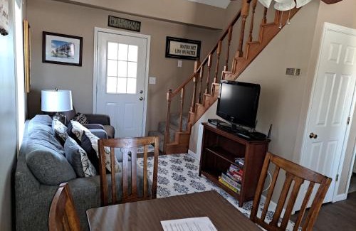 Bronston House | Serene Cabin by the Lake: 4-Star, Family-Friendly Getaway
