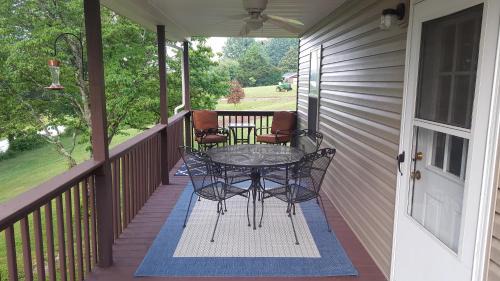 Bronston House | Serene Cabin by the Lake: 4-Star, Family-Friendly Getaway