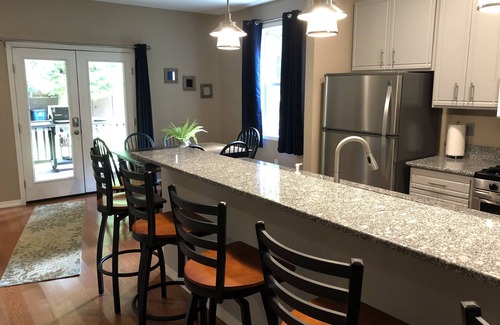 Libby House | Idyllic Cabin by the River with Ocean View & Family Amenities