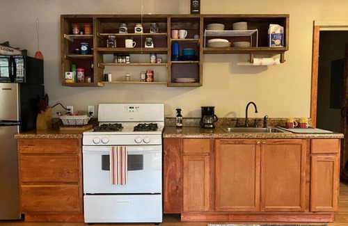 New Castle House | Riverside Cabin: Guest Rated 9.8 with Breakfast & Kitchen