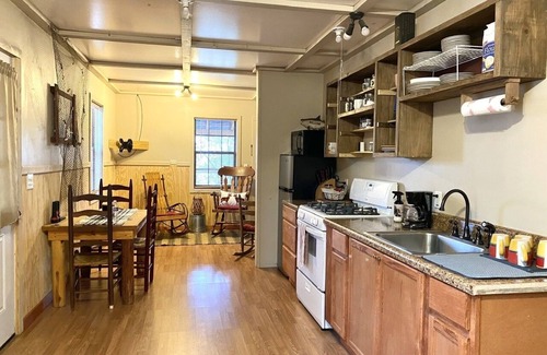 New Castle House | Riverside Cabin: Guest Rated 9.8 with Breakfast & Kitchen