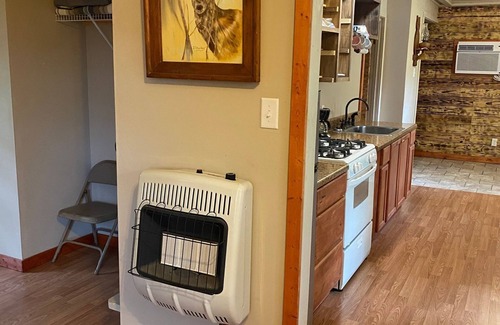 New Castle House | Riverside Cabin: Guest Rated 9.8 with Breakfast & Kitchen
