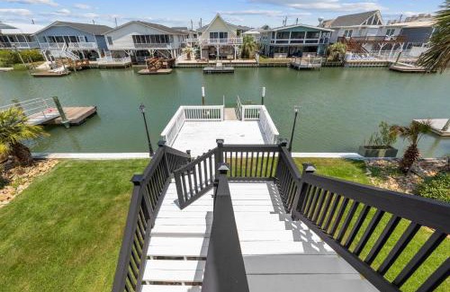 North Myrtle Beach House | Cozy Cabin by the Sea with Hot Tub & Family Amenities