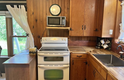 Iowa Falls Cabin | Riverside Retreat: Pet-Friendly Cabin Cove for Families