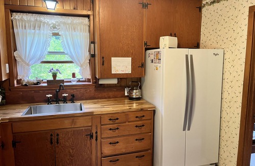 Iowa Falls Cabin | Riverside Retreat: Pet-Friendly Cabin Cove for Families