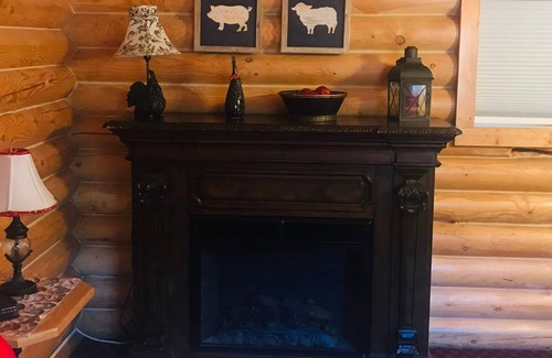 Thayne Cabin | Cabin Creek Inn - Standard King by Highway