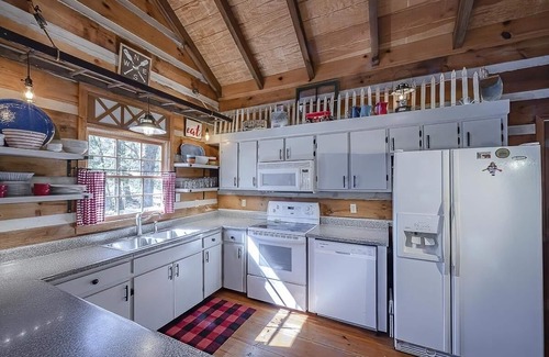 Dial Cabin | Cozy Cabin by Creek with Hot Tub and Pool Table