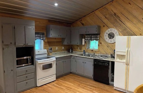Woodville Cabin | Guest Rated 10/10 at Cabin Creek: Family-Friendly Retreat