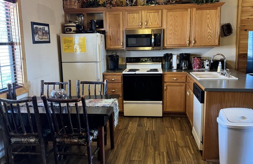 Notch Estates Cabin | Romantic Cabin Dreams with Jetted Tub & Screened Porch