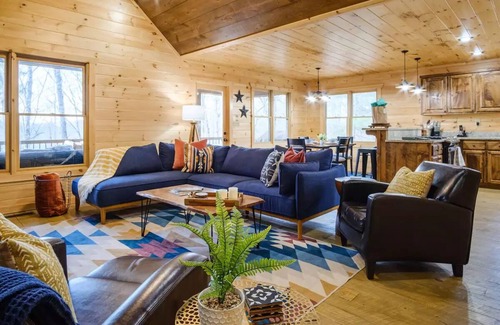 Mineral Bluff Cabin | Mountain Cabin Retreat: Hot Tub, Game Room & Pet Friendly