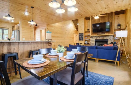 Mineral Bluff Cabin | Mountain Cabin Retreat: Hot Tub, Game Room & Pet Friendly