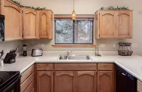 Zane Grey Cabin | Ideal Cabin Retreat: Kids & Pets Welcome in Gated Comfort