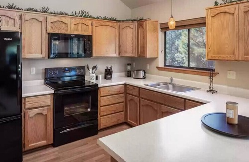 Zane Grey Cabin | Ideal Cabin Retreat: Kids & Pets Welcome in Gated Comfort