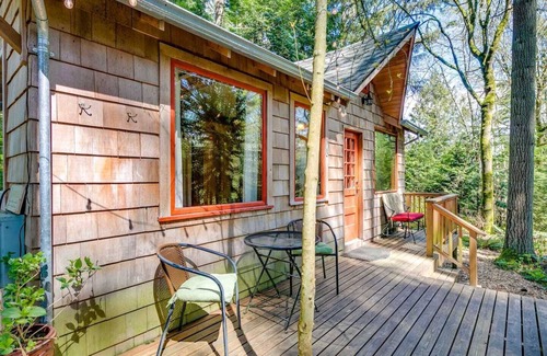 Rollingbay Cabin | Cozy Cabin Fever: Private Retreat with Spa & Hot Tub