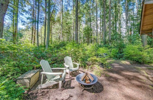Rollingbay Cabin | Cozy Cabin Fever: Private Retreat with Spa & Hot Tub