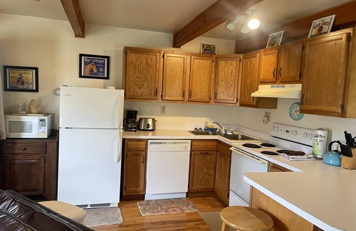 Campton Cabin | Cozy Cabin for Two with Hot Tub and Scenic Views