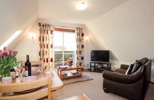 Heights of Achterneed Cottage | Spacious 105 m² Cottage with Kitchen & Pet-Friendly Stay