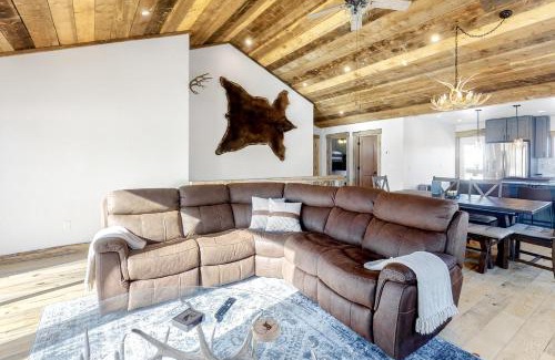 Grand Lake House | Relaxing Cabin Getaway at Stonewood Lodge for Families